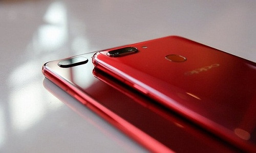 Thiết kế và chất lượng: Oppo R15 có thiết kế ấn tượng không chỉ vì những gì bạn nhìn thấy ở mặt trước mà hình thức trông khá đẹp. Smartphone này có thiết kế khung nhôm kết hợp với mặt lưng thủy tinh tạo cảm giác tuyệt vời khi cầm trên tay cho dù vẫn chưa phải là thiết bị nhỏ gọn nhất.
