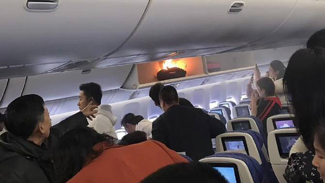Tháng 2/2018, một cục sạc dự phòng bốc cháy trong hộc để hành lý trên chuyến bay của hãng China Southern Airlines khiến hành khách hoảng sợ. Ảnh: Weibo.