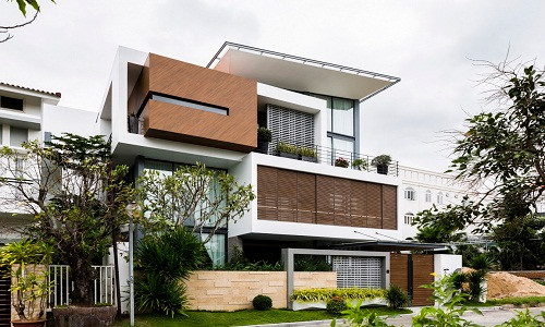 Trên khu đất với diện tích mặt bằng gần 300 m2 thuộc khu đô thị Vĩnh Điềm Trung, Nha Trang (Khánh Hòa), ngôi biệt thự hiện đại này là sự sáng tạo của đội ngũ MoreDesign.