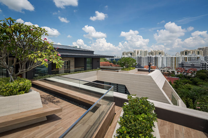 Sân thượng của ngôi biệt thự phố cung cấp một tầm nhìn vô hạn ra khu phố xung quanh và toàn cảnh thành phố phía xa. Nguồn ảnh: Contemporist.