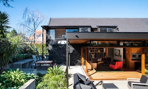 Tọa lạc tại vùng Auckland (New Zealand), ngôi nhà gỗ được xây dựng từ hệ khung thép sơn đen.