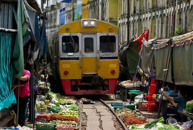 Gầm tàu đè lên các sản phẩm bày bán tại chợ Meaklong.