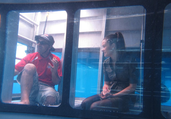 Những thứ cần thiết khi trải nghiệm buồng lặn Aqua Sub là một chiếc camera và một chút đồ ăn.