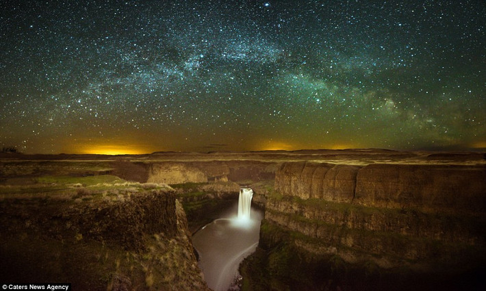 Thác nước trong vườn quốc gia Palouse Falls ở Washington trong tuyệt đẹp dưới bầu trời đầy sao.