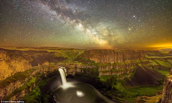 Dải ngân hà rực rỡ trải dài trên vườn quốc gia Palouse Falls ở Washington.