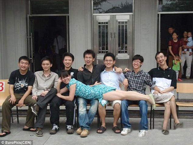 Trào lưu đo chân dài đang gây sốt cộng đồng mạng ở Trung Quốc.