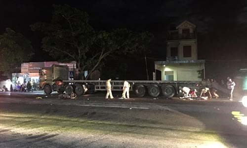 Tối 9/7, tại địa bàn huyện Diễn Châu (Nghệ An) xảy ra vụ tai nạn nghiêm trọng. Trần Công Thường (23 tuổi) điều khiển xe máy chở Phan Sử (22 tuổi), cùng trú tại xã Nghi Yên, huyện Nghi Lộc và Trần Thị Thái Bảo (20 tuổi, xã Tân Thành, huyện Yên Thành). Đến xã Diễn An, huyện Diễn Châu, do không làm chủ được tốc độ nên xe máy đâm vào ôtô tải mang biển số Nghệ An đang đậu bên đường.