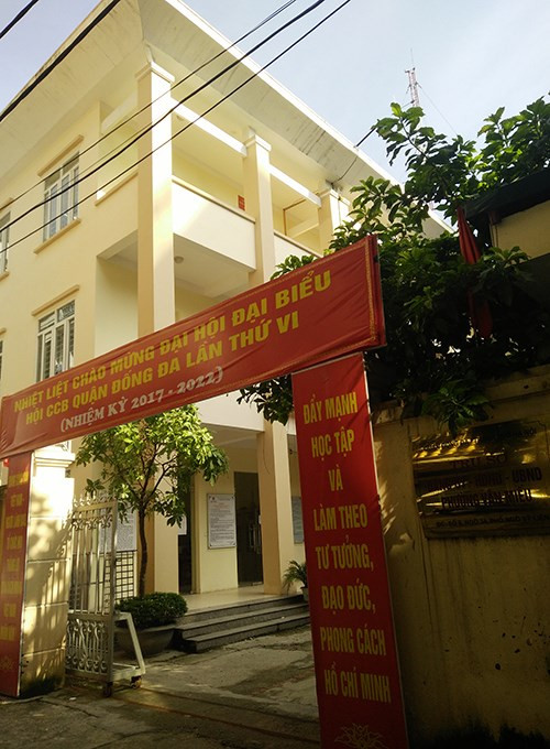 Trước đó, chị Vũ Thanh Hoa (ở phường Văn Miếu, quận Đống Đa, TP Hà Nội) lên UBND phường Văn Miếu làm thủ tục xin cấp giấy chứng tử cho bố đẻ nhưng sau đó chị này cho rằng mình bị cán bộ phường “hành” khiến việc tổ chức tang lễ chậm trễ. Khi sự việc xảy ra, chị Hoa đã tố bà Phó chủ tịch UBND phường Văn Miếu đã có lời lẽ không đúng mực với người dân. Hiện tại, sự việc đang "nóng" dư luận.