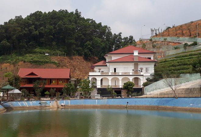 Trước đó, báo chí thông tin về những vấn đề bất thường trong việc chuyển đổi hơn 1,3 ha đất rừng sản xuất, đất trồng cây lâu năm, đất nuôi trồng thủy sản sang đất ở cho gia đình ông Quý, để làm "biệt phủ". Ảnh: Bảo Lâm/Zing.