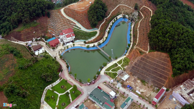 Một trong những công trình tai tiếng gây xôn xao dư luận gần đây thuộc về gia đình ông Phạm Sỹ Quý - Giám đốc Sở TN-MT tỉnh Yên Bái. Khu đất rộng hơn 13.000 m2 có giá trị khoảng hơn 600 triệu đồng (vào năm 2014) thuộc về bà Hoàng Thị Huệ, vợ ông Quý. Khu biệt phủ bao gồm hồ nước, cây cầu dây văng, sân chơi thể thao cùng nhiều công trình phụ trợ. Hiện khối tài sản khổng lồ này đang vướng lùm xùm phải thanh tra, kiểm tra. Ảnh: Hà Trang/Zing.