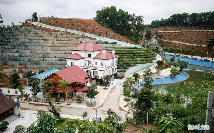 Giám đốc Sở TN&MT Yên Bái, cho biết gia đình ông vay tiền bạn bè, người thân và ngân hàng để xây dựng khu biệt thự trên đồi từ năm 2014. Ảnh: Tuổi Trẻ.