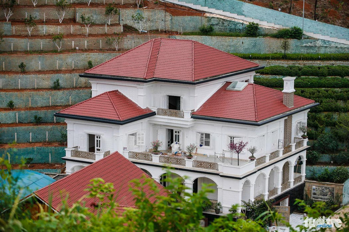Ngày 9/6, UBND tỉnh Yên Bái đã có Quyết định thanh tra việc chấp hành các quy định về đất đai; việc cấp phép xây dựng và quản lý xây dựng theo giấy phép đối với hộ gia đình bà Hoàng Thị Huệ (vợ ông Quý). Ảnh: Tuổi Trẻ.