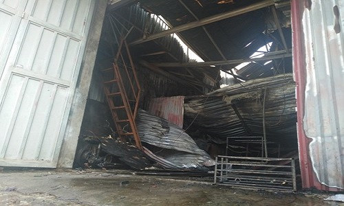 Trong báo cáo của huyện ủy UBND huyện Hoài Đức (Hà Nội) gửi Thường trực Thành ủy Hà Nội, thì xưởng sản xuất bánh bị cháy là của Trần Văn Được (SN 1992, quê quán tại huyện Phúc Thọ làm chủ) thuê đất của ông Lợi (thôn Chiến, xã Đức Thượng) để sản xuất, xung quanh bịt kín bằng tôn, xưởng nằm trên mặt đường quốc lộ 32. Báo cáo cho hay, nguyên nhân cháy do sửa hàn xì bắn tia lửa điện vào trần gác xép được ghép bằng xốp nên dẫn đến hỏa hoạn.