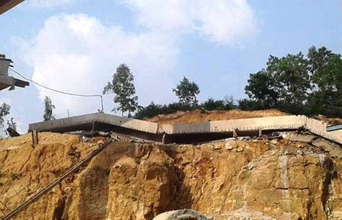 Thông tin được dư luận quan tâm tuần qua có liên quan đến sự việc gãy dầm cầu Suối Nóng. Trong quá trình kích lắp đặt dầm cầu Suối Nóng, dự án cao tốc Hạ Long-Vân Đồn, dầm bị nghiêng và đổ ra phía ngoài cầu rơi xuống bãi đất trống.