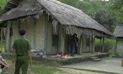 Vụ án con trai giết hại mẹ ruột ở huyện Lục Yên, Yên Bái chấn động dư luận đã có tin tức mới. Công an đã bắt được nghi phạm sát hại mẹ ruột khi hắn đang lẩn trốn trên quả đồi ngay phía sau nhà. Ảnh: Zing.