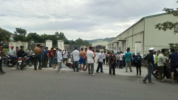 Khoảng 14h chiều 27/7, tại đường vào KCN Long Mỹ (xã Phước Mỹ, TP Quy Nhơn, Bình Định) xảy ra vụ va chạm giữa xe tải và xe máy khiến 2 người tử vong tại chỗ. Ảnh: Giao thông.
