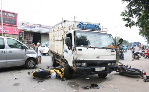 Vụ tai nạn liên hoàn xảy ra vào khoảng 16h30 ngày 21/7, trên đường ĐT743 đoạn qua phường Bình Chuẩn, TX.Thuận An, tỉnh Bình Dương, khiến hai người đi xe máy bị tông văng lên vỉa hè nằm bất động. Ảnh: Thời đại.