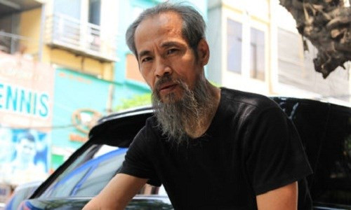Dư luận tuần qua cũng quan tâm đến sự việc nghệ sĩ Chu Hùng - nổi tiếng với vai “Thế Chột” trong phim “Người phán xử” - lên mạng xã hội Facebook kêu cứu vì "bị cắt điện nước nhiều năm" khiến cuộc sống gia đình ông bị đảo lộn, con dâu phải bế con về nhà ngoại lánh nạn.