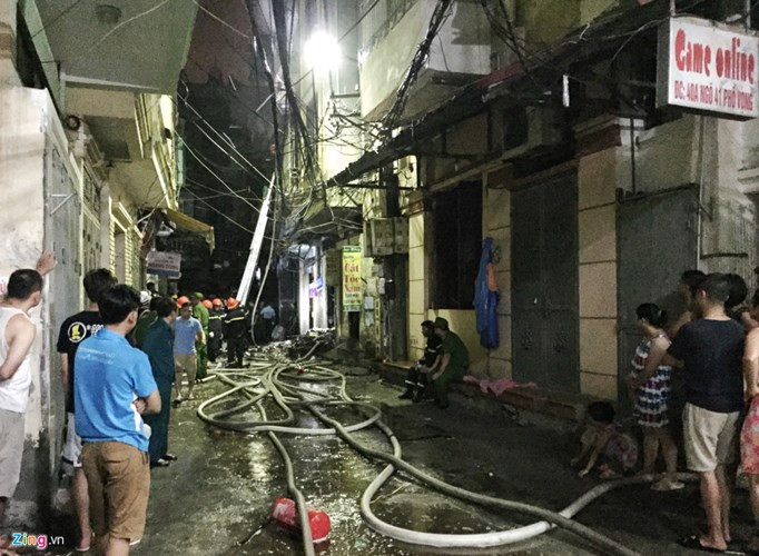 Vụ cháy nhà xảy ra vào khoảng 2h sáng ngày 19/7 tại căn nhà 4 tầng trong ngõ 41, phố Vọng, phường Đồng Tâm, quận Hai Bà Trưng, Hà Nội khiến nhiều người không khỏi bàng hoàng, đau xót. Đã có hai người thiệt mạng sau vụ cháy này. Ảnh: Zing.