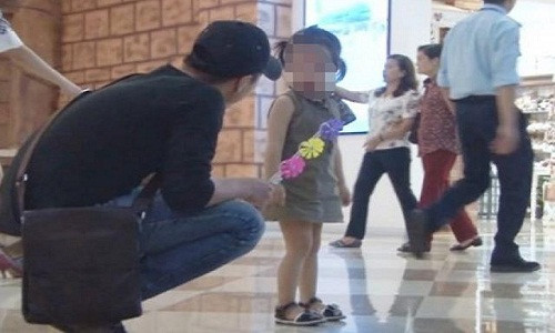 Để tránh nguy cơ bị bắt cóc, cha mẹ có thể dạy con từ chối các món quà của người xấu, người lạ để rủ trẻ đi chơi, đi ra những nơi không có cha mẹ người thân của trẻ đi cùng.