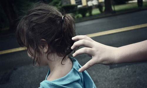 Gần đây, thông tin vụ bé trai 6 tuổi nghi nghi bị bắt cóc ở Quảng Bình khiến dư luận dậy sóng. Vào khoảng 17h30 ngày 3/7, sau khi nấu cơm xong, chị Dương Thị Thảo (phố Trường Sơn, phường Quảng Long, thị xã Ba Đồn, Quảng Bình) quay ra sân gọi con trai là cháu Trần Trung Nghĩa (tên ở nhà là Nô) thì không thấy con đâu. Gia đình vội vàng đi tìm bé và đăng tải thông tin về bé Nghĩa khắp các diễn đàn xã hội. Vụ việc lại một lần nữa khiến các bậc phụ huynh nhận ra sự cần thiết trang bị cho con những kỹ năng xử lý để tránh và thoát khỏi những vụ bắt cóc. Ảnh minh họa. Nguồn: Daily Pakistan.