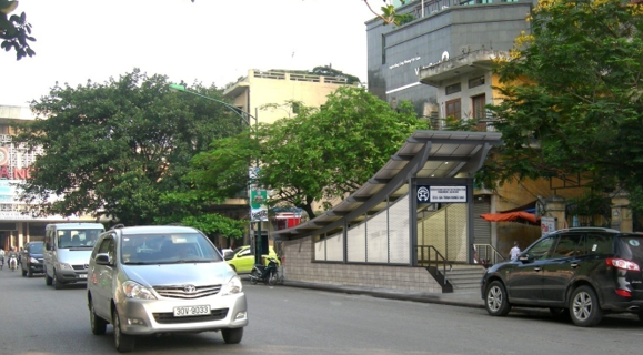 Ga S12 - Ga Hà Nội - lối lên xuống trên phố Trần Hưng Đạo, trước Ga Hà Nội.