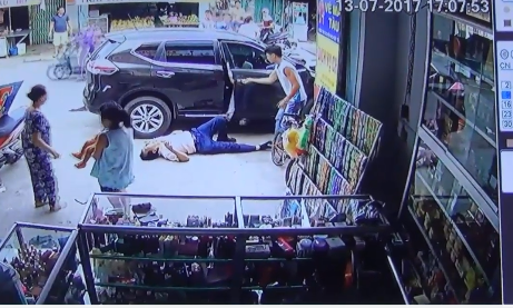 Sự việc đã khiến 1 người chết, 3 bị thương nặng trong đó có 1 trẻ nhỏ. Ảnh chụp màn hình video.