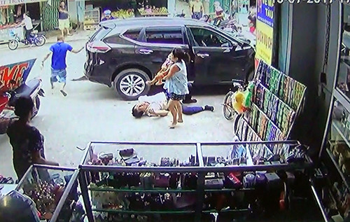 Người dân tại khu vực xảy ra tai nạn đã chuyển những người bị thương đến bệnh viện cấp cứu. Do vết thương quá nặng nên một người phụ nữ tử vong sau đó.