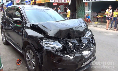 Tại hiện trường, chiếc ô tô đâm người bị hỏng nặng, phần đầu xe biến dạng. Lực lượng CSGT cùng các đơn vị nghiệp vụ công an thị xã Thuận An, tỉnh Bình Dương nhanh chóng có mặt khám nghiệm hiện trường, điều tra nguyên nhân vụ việc. Ảnh: CA TP HCM.