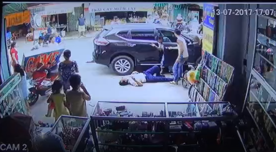 Vào thời gian trên, ô tô mang BKS 51G-38605 lưu thông trong đường Bình Hòa 24 hướng ra tỉnh lộ 43, khi đến khu phố Đồng An 2, phường Bình Hòa thì xe bất ngờ lao về phía trước tông trúng nhiều người đang đi bộ. Ảnh chụp màn hình video.