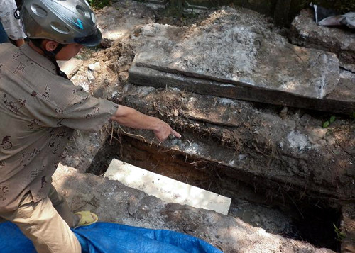Bị khởi tố về hành vi xâm phạm mồ mả, bà Thắm (45 tuổi, thành phố Tam Kỳ, Quảng Nam) khai biết chủ nhân ngôi mộ là người giàu có nên đào để tìm cổ vật. Ảnh: Phong Vân.