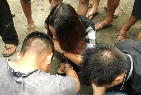 Tại cơ quan điều tra, Hà và đồng bọn đã thừa nhận hành vi đào mộ chị H. tại nghĩa trang Lạc Sơn (thuộc địa bàn phường Thái Học) để tìm kiếm tài sản. Hà khai khi vào thăm chồng ở trại giam đã được chồng kể lại chuyện bạn tù nói mộ chị H. có chôn 5,2 cây vàng. Nảy lòng tham, Hà đã thuê Thảo và Linh cùng thực hiện hành vi phạm tội với với mình. Ảnh ba đối tượng bị quần chúng nhân dân bắt giữ.