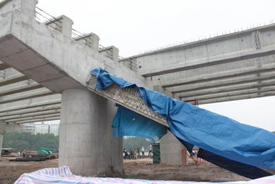 Cơ quan cảnh sát điều tra Công an TP Hà Nội đã vào cuộc sau đó ra kết luận: Nguyên nhân gẫy các dầm trên không phải do chất lượng dầm, mà do sự cố nghiêng đổ dây chuyền. Do dầm không được giằng chống chắc chắn nên khi có một yếu tố bất lợi ngẫu nhiên nào đó tác động đã làm cho dầm rơi vào trạng thái tới hạn và nghiêng đổ - báo Lao Động ghi. Để xảy ra sự cố trên, một kỹ sư - đội trưởng đội thi công hạng mục trên đã bị truy tố ra tòa, phạt 36 tháng tù cho hưởng án treo và phạt bổ sung 10 triệu đồng. Ảnh: CAND.