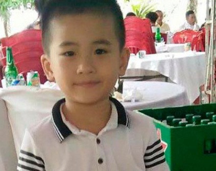 Những ngày qua, thông tin bé Trần Trung Nghĩa (SN 2011, trú thị xã Ba Đồn, tỉnh Quảng Bình) bị mất tích khiến dư luận xôn xao. Gia đình chị Dương Thị Thảo đã trình báo với Công an thị xã Ba Đồn về vụ mất tích bí ẩn của cháu Nghĩa. Đồng thời, cộng đồng mạng cũng tích cực chia sẻ hình ảnh và thông tin của bé Nghĩa, mong tìm được bé an toàn trở về với gia đình. Ảnh: Gia đình cung cấp.