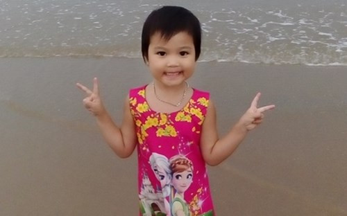 Thời gian gần đây, không ít vụ bắt cóc trẻ em gây xôn xao dư luận. Cháu bé là Nguyễn Minh Châu, sống tại phường Thạch Bàn, quận Long Biên, Hà Nội đang chơi ngoài ngõ thì mất tích khiến gia đình vô cùng lo lắng, tìm mọi cách tìm kiếm. Nhiều người và đặc biệt là các gia đình có trẻ nhỏ đều cần rất cảnh giác với những thủ đoạn bắt cóc trẻ em ngày càng tinh vi của kẻ gian. Ảnh: Gia đình cung cấp.