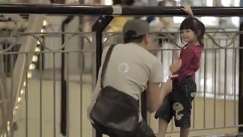 Kẻ bắt cóc có thể tìm cách tiếp cận trẻ bằng những món đồ chơi, kẹo... thu hút trẻ chú ý và đưa đến địa điểm vắng để bắt cóc. Một số khác manh động hơn, chúng có thể bế trẻ và dùng phương tiện để bỏ trốn rất nhanh. Ảnh minh họa.
