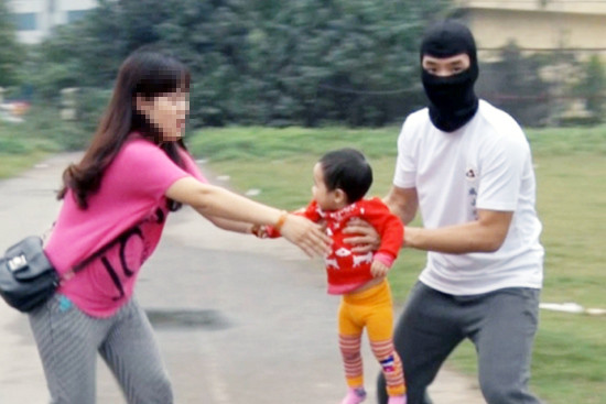 Một thủ đoạn khác được những kẻ bắt cóc sử dụng đó là dàn cảnh va chạm giao thông hoặc gây hỗn loạn, thừa cơ hội người thân của trẻ không để ý để bắt trẻ. Ảnh minh họa.