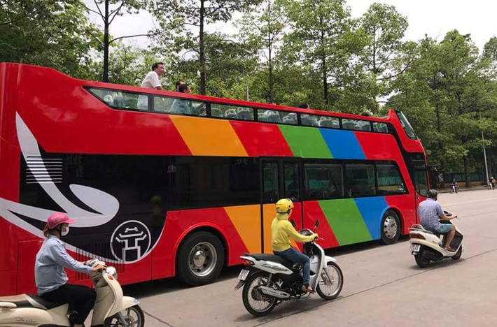Hiện tại, Hà Nội đang chạy thử nghiệm 1 xe buýt 2 tầng, nhiều người cho rằng, số lượng xe sau này được đưa vận hành chính thức cũng cần được tính toán cẩn thận. Ảnh: Tuấn Anh/Otofun.