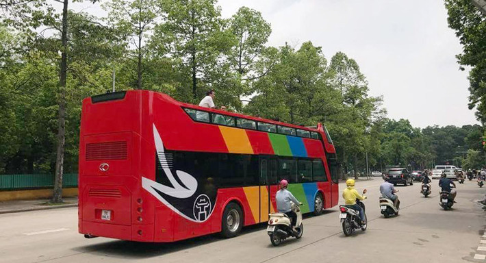 Tuyến phố ở Hà Nội có nhiều cây xanh mà tán lá sà xuống thấp, có thể vướng vào hành khách khi xe di chuyển. Ảnh: Tuấn Anh/Otofun.