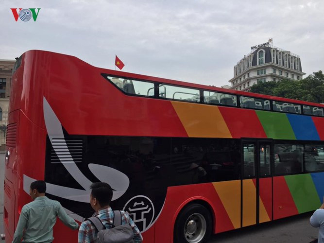 Ngoài ra, nếu trời mưa hành khách trên tầng 2 sẽ gặp nhiều bất tiện hoặc phải tránh xuống tầng dưới tuỳ theo tình huống thời tiết nguy hiểm cụ thể. Ảnh: VOV.