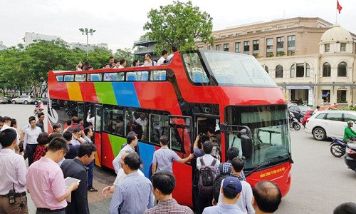 Các ghế ngồi trên tầng 2 không có dây an toàn cho hành khách. Khi xe di chuyển, nhân viên sẽ phụ trách nhắc nhở hành khách đảm bảo an toàn, không đứng trên xe. Ảnh: Hoàng Phương.