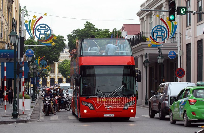 Nguyễn Minh Anh (trú tại Đống Đa, Hà Nội) lo ngại: "Kích thước cồng kềnh, xe buýt 2 tầng sẽ dễ bị vướng vào dây điện, biển quảng cáo, dây cáp trên đường, như vậy khá nguy hiểm". Ảnh: Vietnamnet.