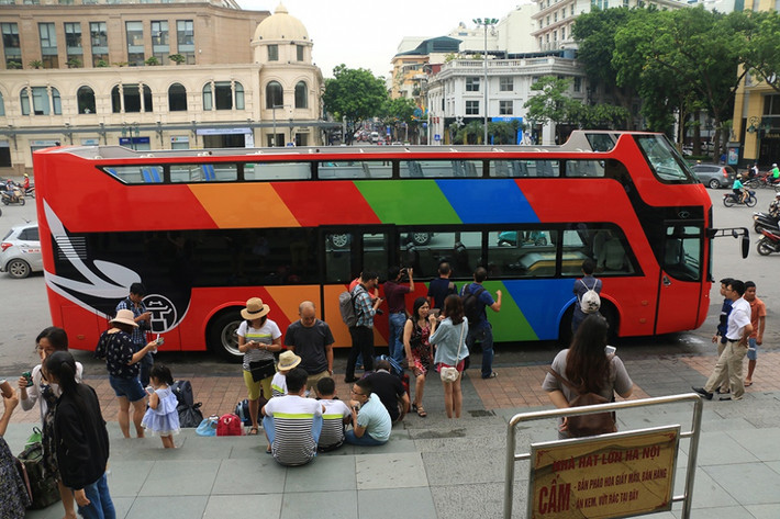 Mới đây, ngày 30/6, Tổng công ty Vận tải Hà Nội (Transerco) đã chạy thử nghiệm xe buýt 2 tầng đầu tiên dạng city tour phục vụ khách du lịch. Ngay khi chiếc xe được vận hành thử đã thu hút sự quan tâm của dư luận. Ảnh: Đời sống pháp lý.