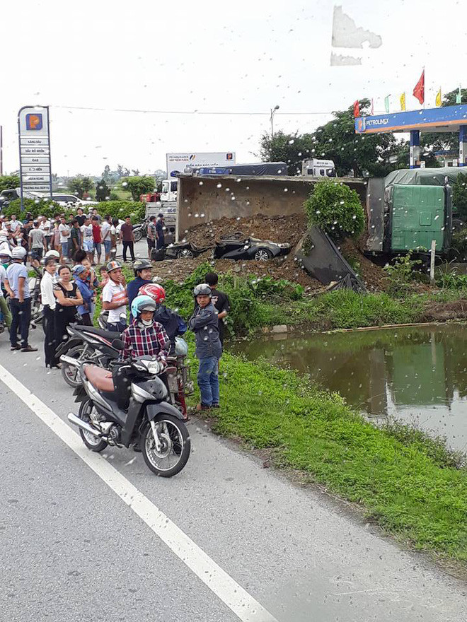 Cả hai phương tiện đều hư hỏng nặng, nằm sát mép quốc lộ. (Ảnh: Hội lái xe)