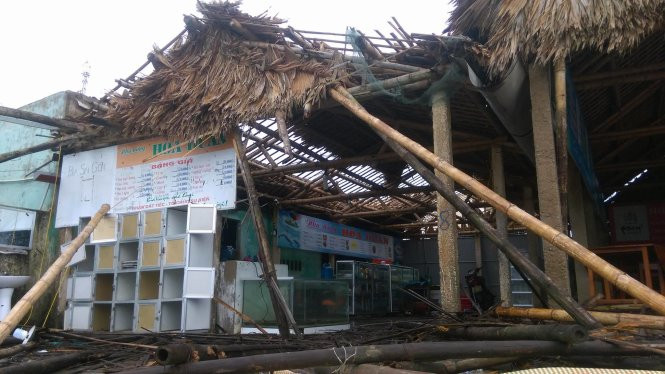 Một số nhà hàng mái lá ở bờ biển Lộc Hà, Hà Tĩnh bị bão số 2 làm tốc mái - Ảnh: Văn Định/Tuổi Trẻ.