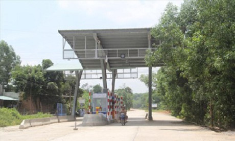 Ngoài ra, bà còn ký văn bản chấp thuận hỗ trợ kinh phí bồi thường giải phóng mặt bằng dự án BOT đường chuyên dùng cho hợp tác xã An Phát, nhưng không thông qua tập thể UBND tỉnh, chưa báo cáo Thường trực HĐND tỉnh, vi phạm các quy định của pháp luật về đầu tư. Ảnh: Tiền Phong.