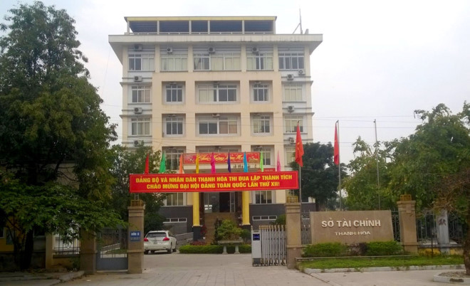 Đây không phải lần đầu dư luận "nóng" thông tin các nữ quan chức Việt vướng sai phạm. Năm 2016, báo Người lao động đưa tin, dù tỉnh Thanh Hóa đã có công văn dừng bổ nhiệm chức danh từ phó phòng trở lên nhưng bà Đinh Cẩm Vân, Giám đốc Sở Tài chính, vẫn “xé rào” bổ nhiệm con gái làm phó phòng Tài chính Doanh nghiệp và Chính sách phát triển kinh tế. Ảnh: Zing.