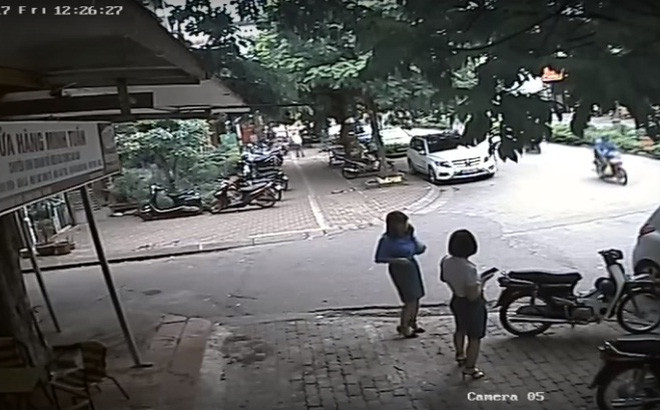 Bà Lê Mai Trang (người mặc áo xanh) đã phủ nhận thông tin trên và cho rằng điều này đã làm ảnh hưởng đến uy tín cá nhân. Sau khi vướng phải lùm xùm đáng tiếc này, bà Lê Mai Trang đã viết báo cáo gửi Thành ủy Hà Nội. Ảnh cắt từ clip.