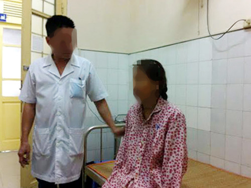 Bác sĩ Lưu Quốc Khải, người trực tiếp thực hiện ca phẫu thuật cho bệnh nhân, cho biết thời điểm đó, kíp phẫu thuật không còn đủ thời gian để chần chừ, bởi chỉ một tích tắc chậm chạp, e ngại của người thầy thuốc sẽ tước đi quyền sống của bệnh nhân. Rất may, kết quả xét nghiệm máu của 18 y bác sĩ BV Phụ sản Hà Nội có nguy cơ phơi nhiễm HIV đều âm tính với HIV. Ảnh: Lao động.