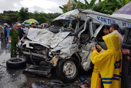 Đến ngày 3/7, đã có thêm 10 người tham gia cứu người trong vụ tai nạn giao thông tại xã Đắk Hring (Đắk Hà, Kon Tum) vào ngày 30/6 được xét nghiệm, chỉ định điều trị phơi nhiễm HIV, nâng tổng số người được điều trị phơi nhiễm HIV lên 34 người. Trong đó, Trung tâm y tế huyện Đắk Hà có 24 người và 10 người dân tham tham gia cứu nạn. Ảnh: Giao thông.